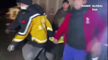 Mucize kurtuluş! 16 saat sonra otel enkazından böyle çıkarıldı