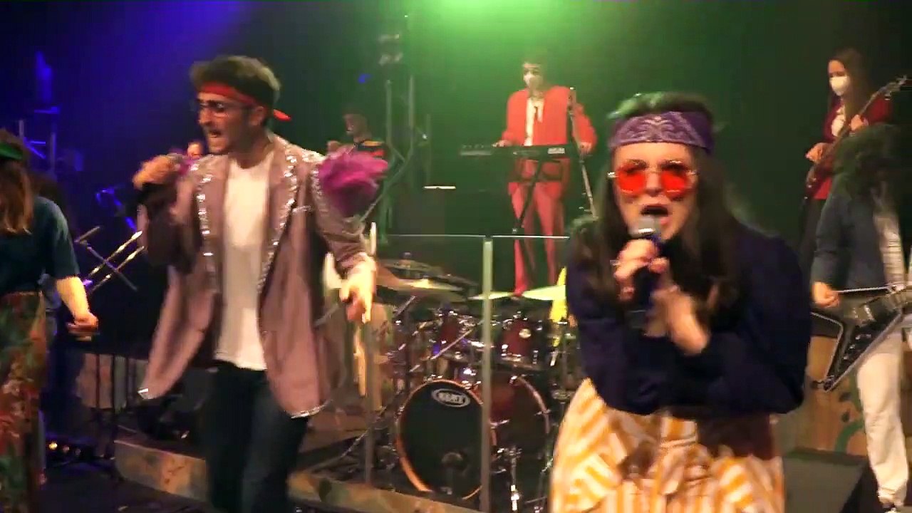 Les Enfoiros : les aventuriers de la chanson pe...