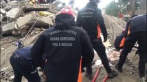 Manisa İtfaiyesi, depremin ardından enkazda arama-kurtarma çalışmalarına başladı