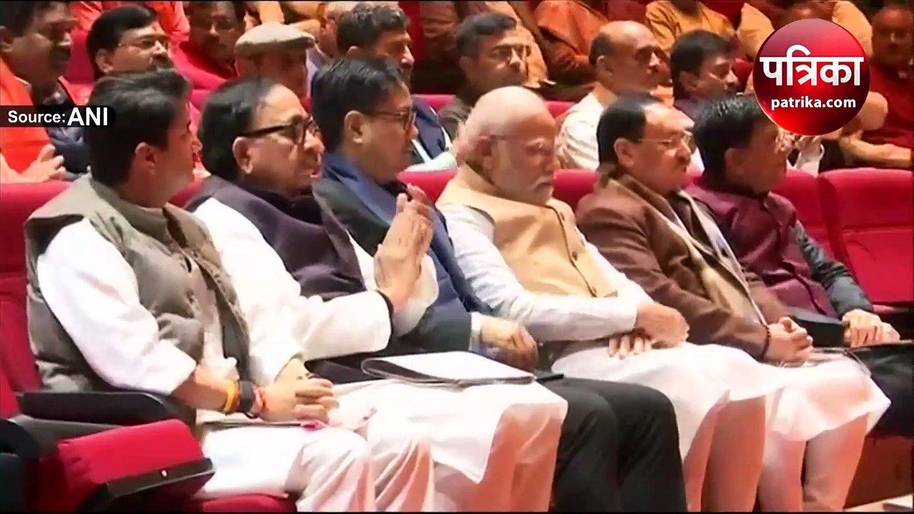 भाजपा की बैठक में बजट के लिए ऐसे सम्मानित हुए प...