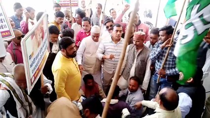 एसबीआई और एलआइसी शाखाओं पर किया प्रदर्शन