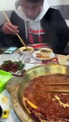 Ne pas regarder son téléphone à table