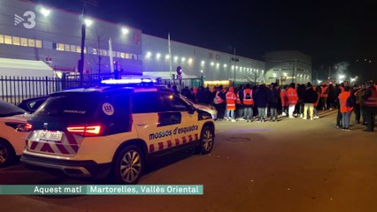 Els treballadors d'Amazon Martorelles fan vaga i bloquegen l'entrada i sortida de camions a El Prat