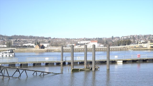 Residents urge Medway Council to remove collapsed Rochester pier