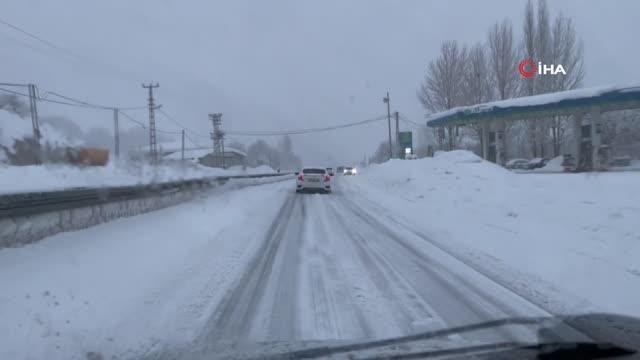 Tatvan'da yolda mahsur kalanları afet bölgesine giden AFAD ekibi kurtardı