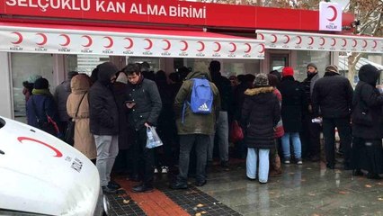 Konya'da depremzedeler için vatandaşlar kan merkezlerine akın etti