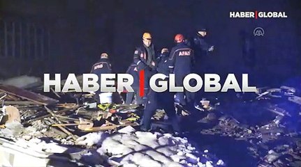 Enkaz altındaki sosyal medya paylaşımı sayesinde yaşama tutundu!