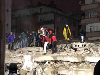 Gaziantep'teki enkazdan 2 kişinin cansız bedeni çıkartıldı