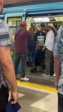 Extranjero amenazó a pasajeros del Metro de Santiago con arma de fogueo