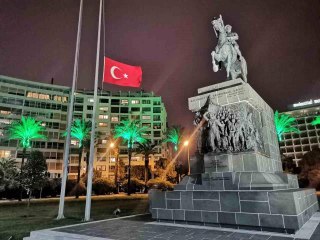 İzmir'de bayraklar yarıya indirildi