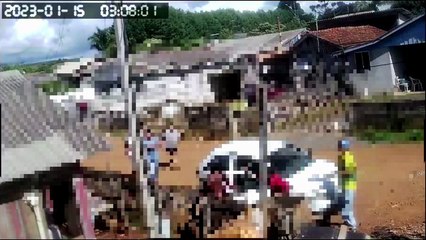 Vídeo: adolescente tenta matar homem com facão no Paraná