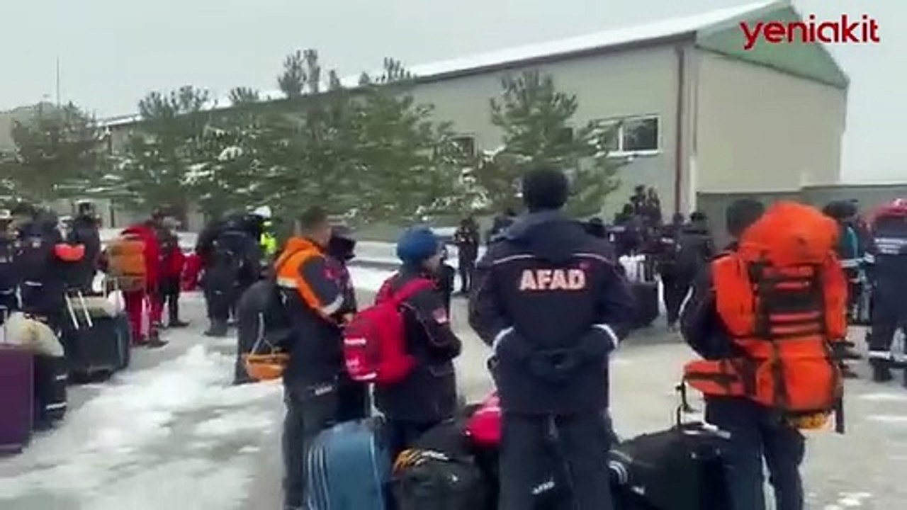 Mehmetçik deprem bölgesinde yaraları sarıyor