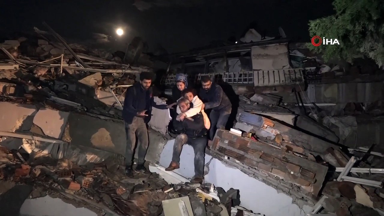 Depremde Yıkılan Binanın Enkazında Yürek Yakan Anlar: Geliyoruz Abla Diye Seslendiler (Hatay Deprem)