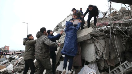 #CANLI | Hatay'da tablo ağır; enkaz altında çok sayıda insan var