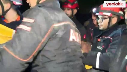 Hatay'da ekipler yaşlı adamı enkazdan kurtardı! İlk açıklamaları duygulandırdı