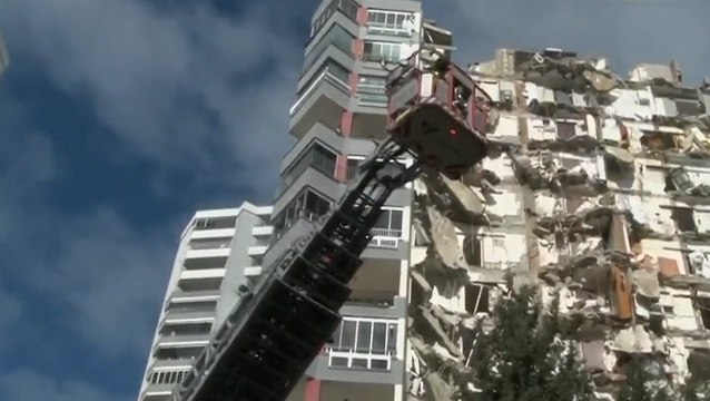 Turkey earthquake: Moment resident is rescued from half-collapsed building