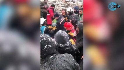 Escenas de niños rescatados tras el terremoto en Turquía y Siria