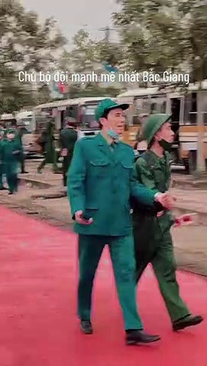 Nam thanh niên trước khi nhập ngũ vừa khóc vừa gọi mẹ ơi, cán bộ địa phương phải nắm tay an ủi