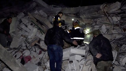 صوت طفلين من تحت الأنقاض.. هل ينجح الدفاع المدني السوري في إنقاذهما؟