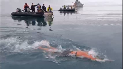 "La sirena de hielo" que consigue el récord de nadar 2,5 kilómetros en la Antártida