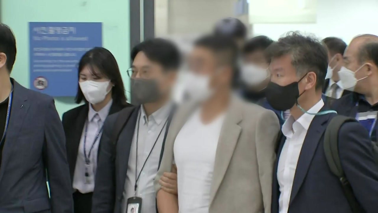 김성태 도피 도운 '수행비서' 국내 송환...검찰로 압송 / YTN