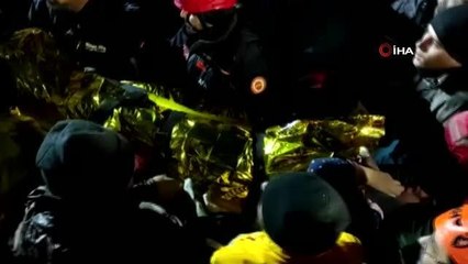 Enkaz altından 19 saat sonra sağ çıkarıldı