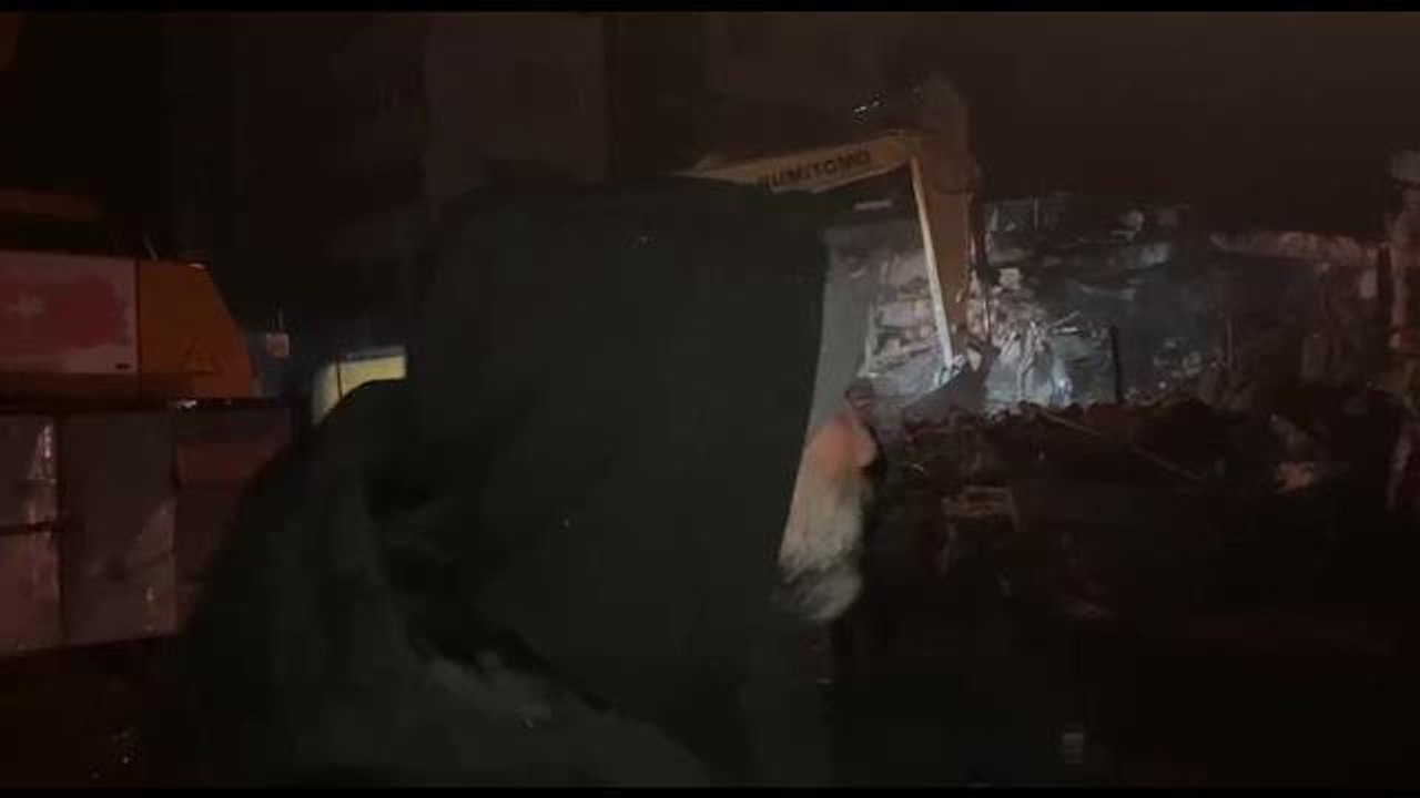 7,7 Büyüklüğündeki Deprem 10 İli Vurdu… Barış Atay, İskenderun'da: "Herhangi Bir Kurtarma Çalışması Yok. Yapayalnız Bir Şehir. Afad da Yok. Kimse Yok"