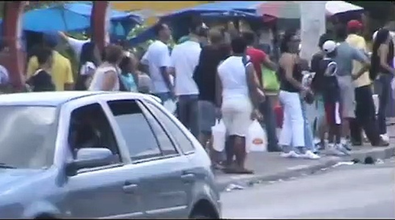 Gente Muda from Wall to Wall | movie | 2009 | Official Trailer