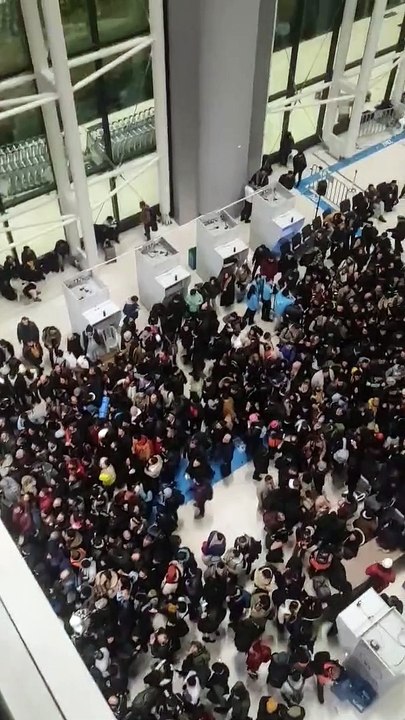 Türkiye tek yürek! Binlerce gönüllü İstanbul Havalimanı'na akın etti