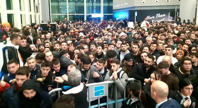 Binlerce yardım gönüllüsü İstanbul Havalimanı'na akın etti