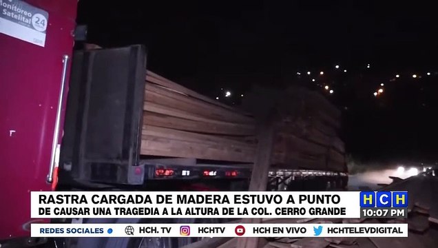 Rastra cargada de madera estuvo a punto de provocar una tragedia en la col. Cerro Grande