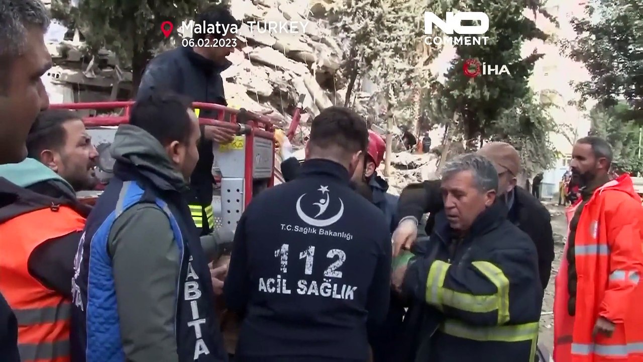 شاهد: لحظة انهيار مبنى سكني جرّاء زلزال تركيا