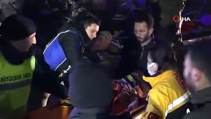 26 saat sonra çifte mucize: 2 çocuk sağ olarak kurtarıldı