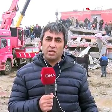 Séisme en Turquie : Affolement général pendant le direct d'un journaliste alors que la réplique du tremblement de terre qui a fait des milliers de morts se produit