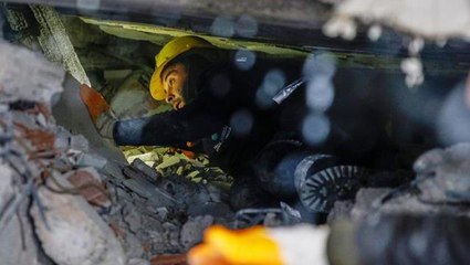 Enkaz altında kalan vatandaşla dalga geçen şahıs, gözaltına alındı