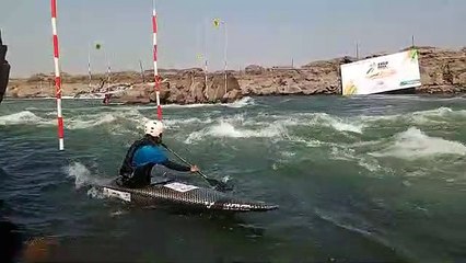 Video Story: Players extracted gold from the water by riding on strong waves