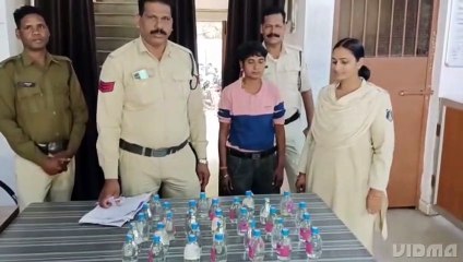 ओवर ब्रिज के नीचे खड़ी महिला बेच रही थी शराब, पुलिस तो भागने लगी हुई गिरफ्तार