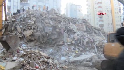 ADANA'DA ENKAZA DÖNEN 12 BİNANIN ÇEVRESİNDE UMUTLU BEKLEYİŞ SÜRÜYOR