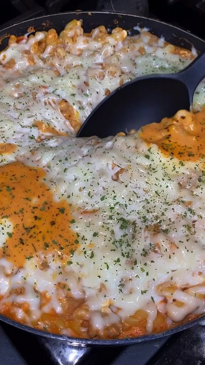 This lasagna skillet is the perfect weekday meal! #EverydayCookingRecipes Everyday Cooking Recipes