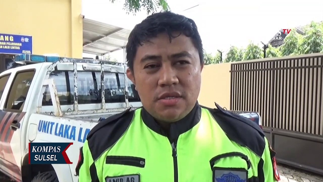 Minibus Tabrak Trotoar Hingga Terbalik