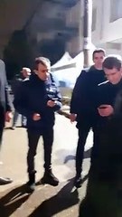 Babası enkaz altında kalan vatandaş isyan ederken, AKP’li Nurettin Canikli telefona bakarak yanıt verdi