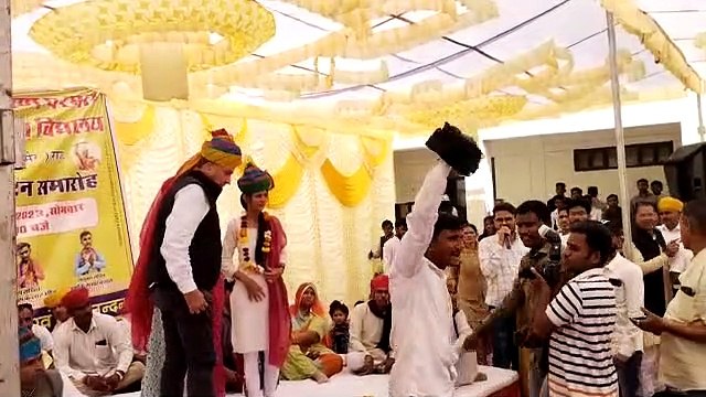 छात्रसंघ कार्यालय उद्घाटन में पदाधिकारियों को नहीं बुलाने पर विरोध, काले झंडे दिखाए