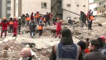 استمرار عمليات البحث عن ناجين تحت أنقاض المباني المدمرة في غازي عنتاب