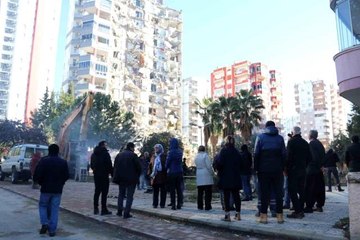 Yarısı yıkılan Mete Apartmanı drone ile görüntülendi