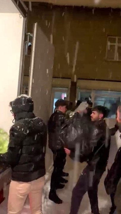 Yüksekovalı gençler yoğun kar yağışına rağmen depremzedeler için yardım topladı