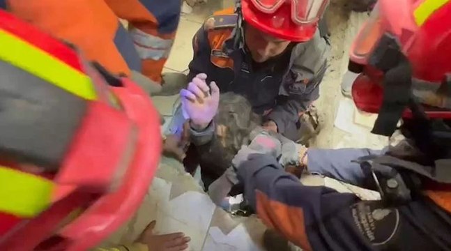 Hatay'da 10 yaşındaki kız çocuğu 147. saatte enkazdan sağ çıkarıldı