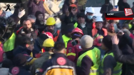 Hatay'da Türk ve Romanyalı kurtarma ekibi üyeleri sevinçten ağladı