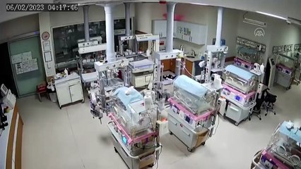 Yenidoğan bakım ünitesinde deprem anı