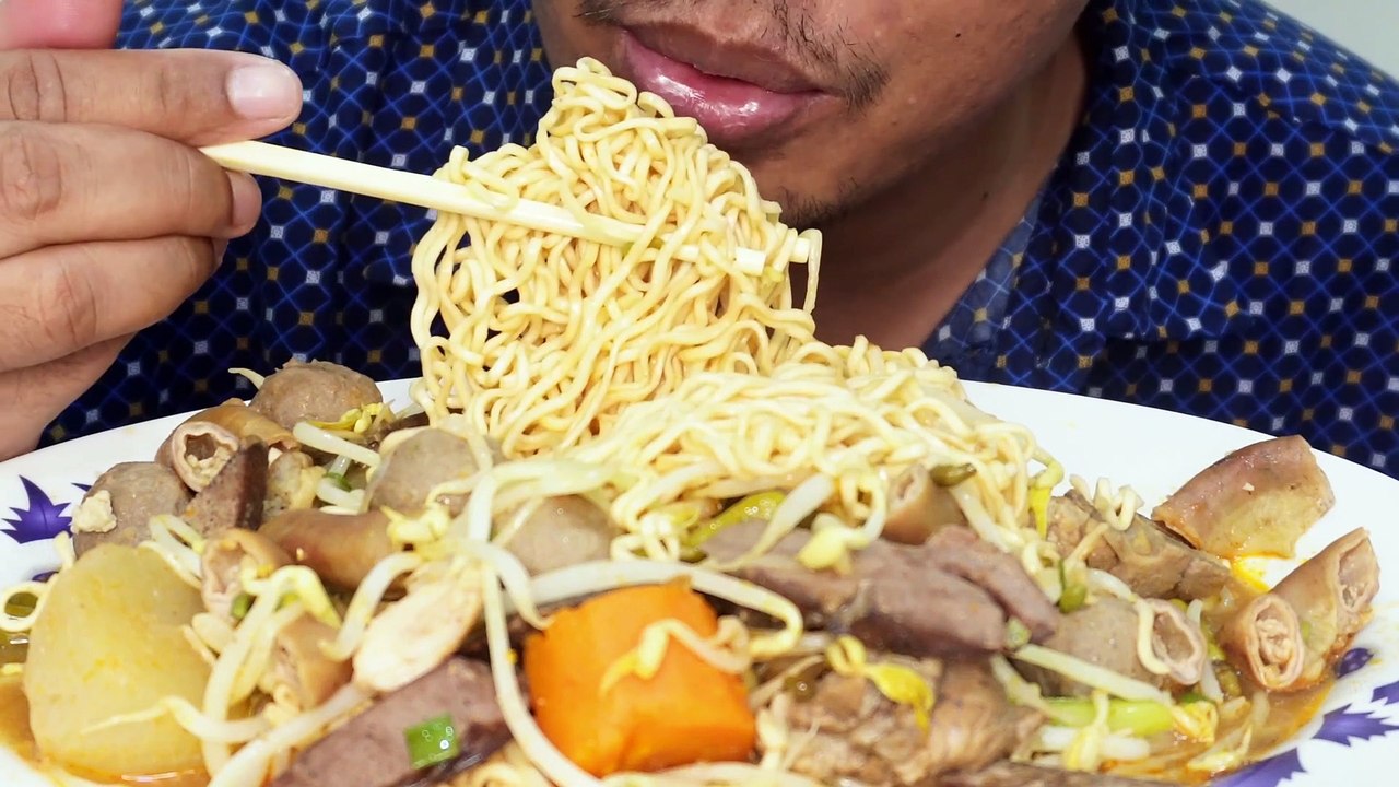 Eating Noodles Soup, Pork intestine meat, Pork heart meat, Beef meatballs, hot pepper Mukbang Eating