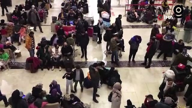 Depremzedeler Elazığ Havalimanı'na akın etti, adım atacak yer kalmadı
